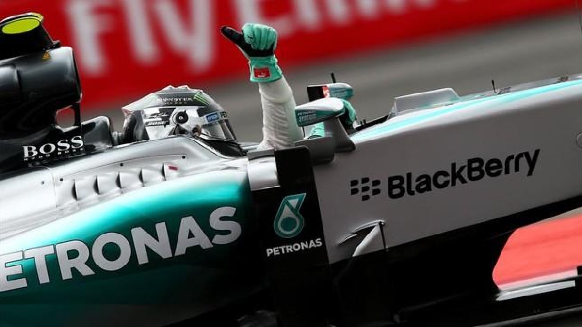 Rosberg celebra con el pulgar su cuarta 'pole' consutiva, lograda en México.