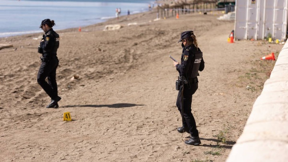 Una patrulla de la Policía Nacional fue la que detuvo a los tres hombres en la playa de Málaga. CARLOS DÍAZ
