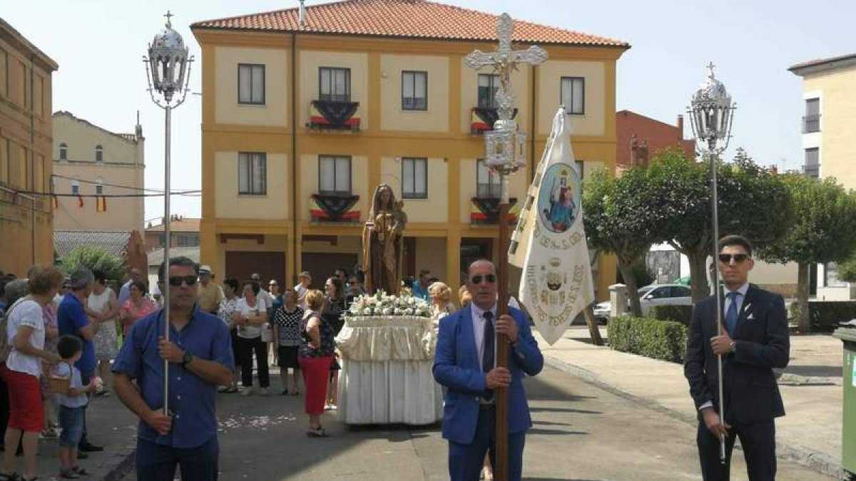 Procesión de la Virgen del Carmen en Veguellina. COMISIÓN DE FIESTAS