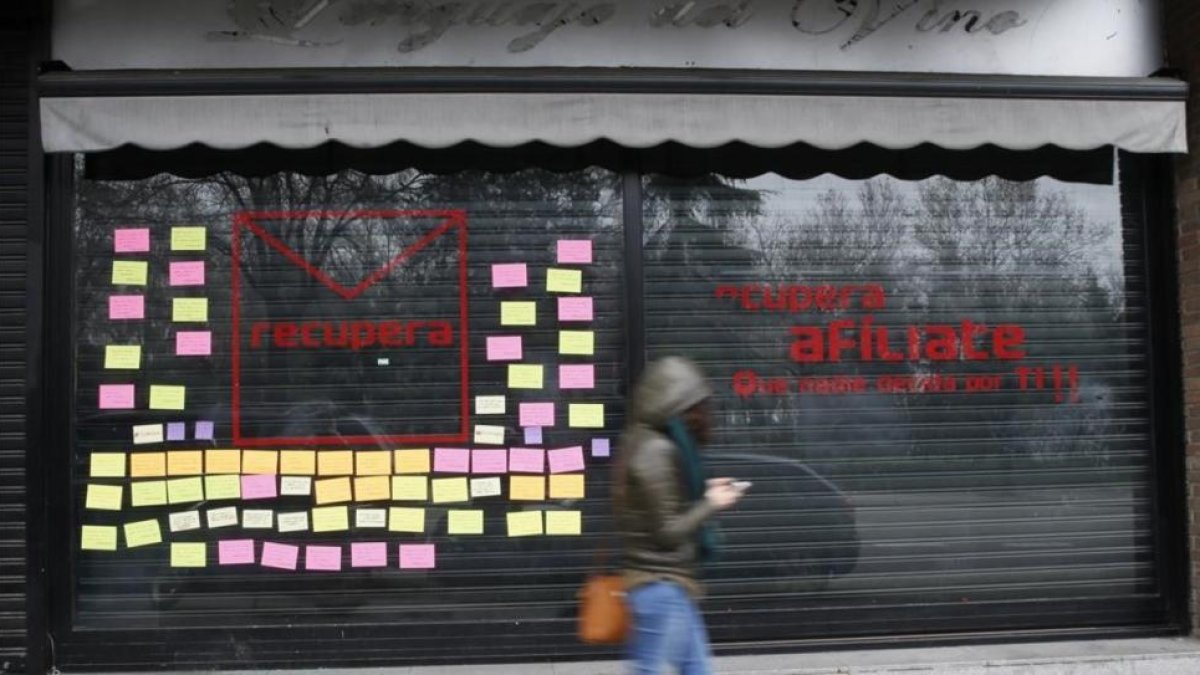 La fachada de la sede de los críticos del PSOE, con las siglas del partido ya borradas.