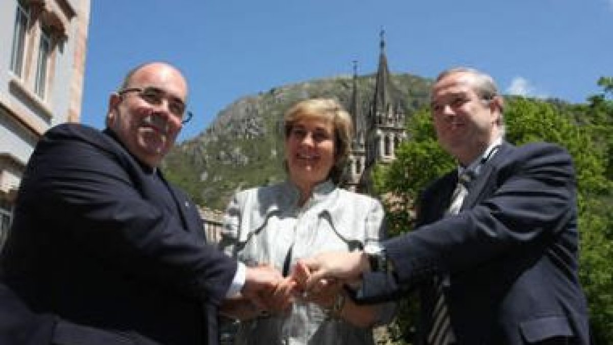Oria, Ruiz y González Buendía, el día que firmaron el acuerdo «total y absoluto» en Covadonga