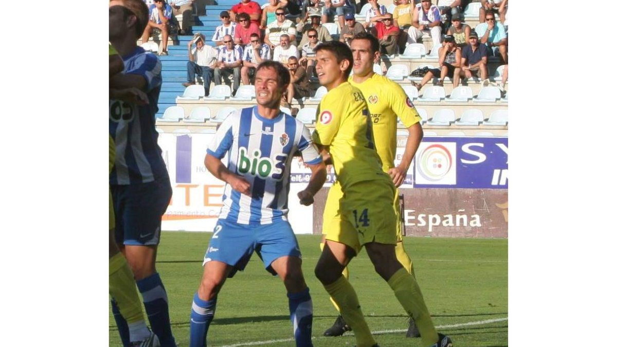Carlos Tomás pelea con Pepe Alcaide en su visita a El Toralín con el filial del Villarreal.