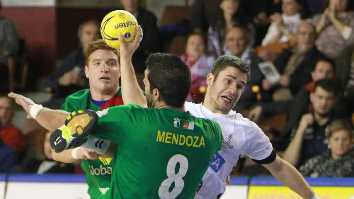 Rodrigo Pérez, en una acción ofensiva durante el último partido ante Cuenca. SECUNDINO PÉREZ