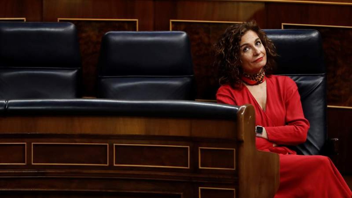 La ministra de Hacienda, María Jesús Montero, en el escaño que ocupa en el Congreso.