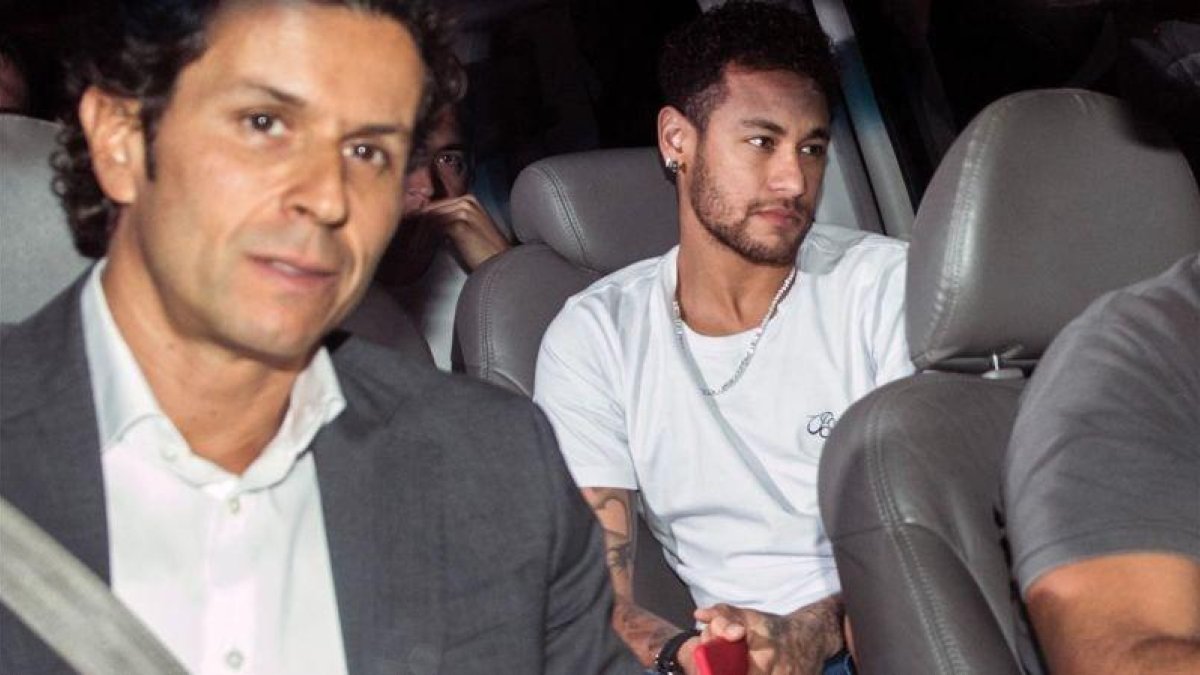 Neymar llega al hospital de Balo Horizonte para la operación junto al cirujano.