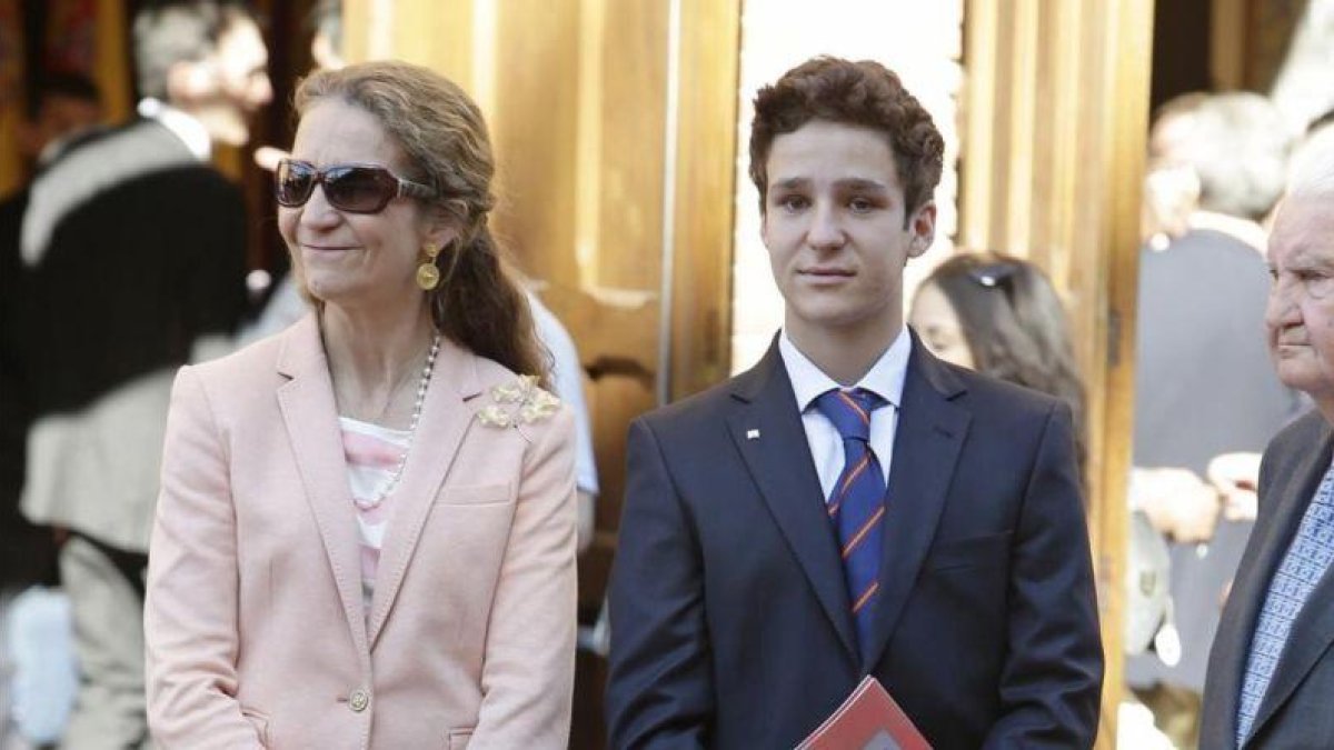 La Infanta Elena de Borbon y su hijo mayor, Felipe Juan Froilan de Marichalar.