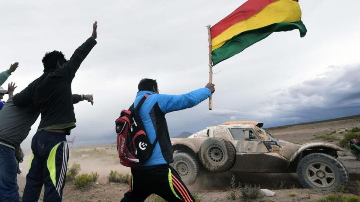 Miles de bolivianos esperan ver pasar el Dakar 2017.