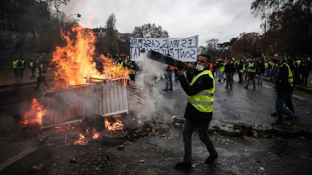 Protestas de los chalecos amarillos por las calles de París.