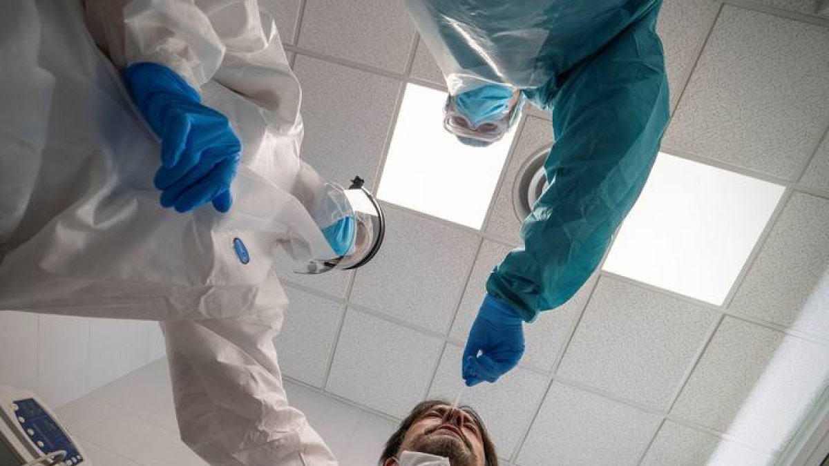 Un paciente es sometido a un test para detectar el COVID-19, este miércoles, en un hospital de Aranda de Duero, Burgos. PACO SANTAMARÍA