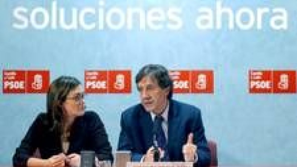 Joaquín Otero y Pilar del Olmo charlaron animadamente en el pleno