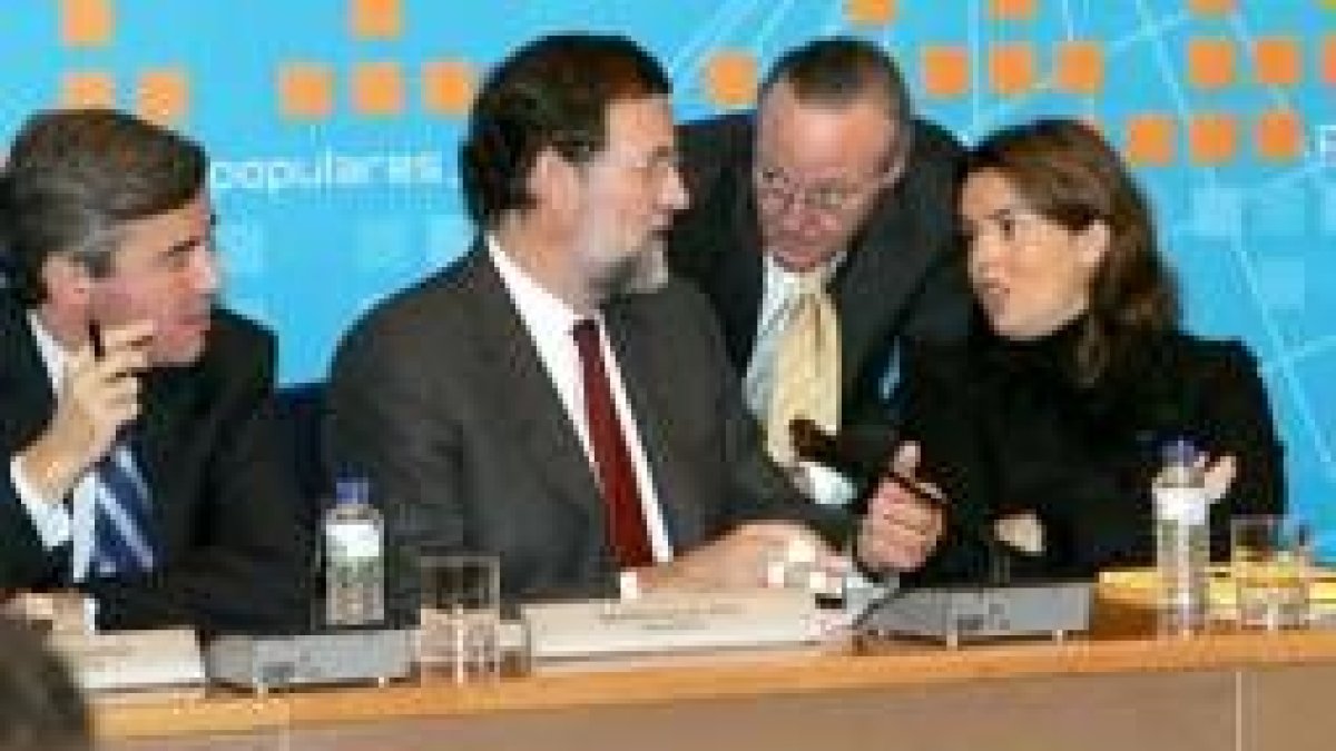 Acebes, Rajoy, Piqué y Soraya Sáenz de Santamaría durante la ejecutiva del PP