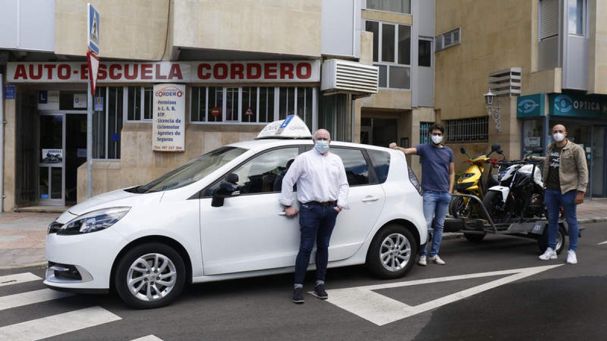 Un profesor de autoescuela y varios alumnos tras la reanudación de las clases. FERNANDO OTERO