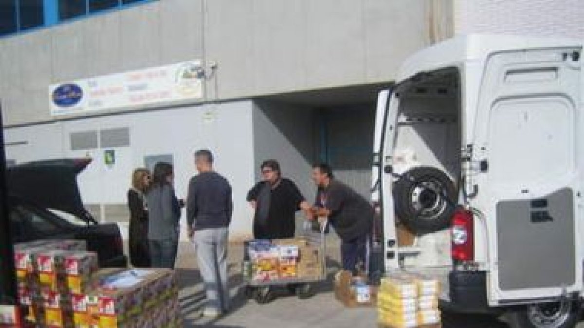 Empleados del Consejo del Bierzo, ayer con los alimentos.