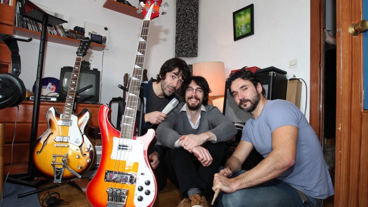 Juan Marigorta, Fabián Díez Cuesta y Pepe López, en el estudio del primero, donde graban el nuevo disco del cantautor, que lo ha financiado a través del crowfunding.