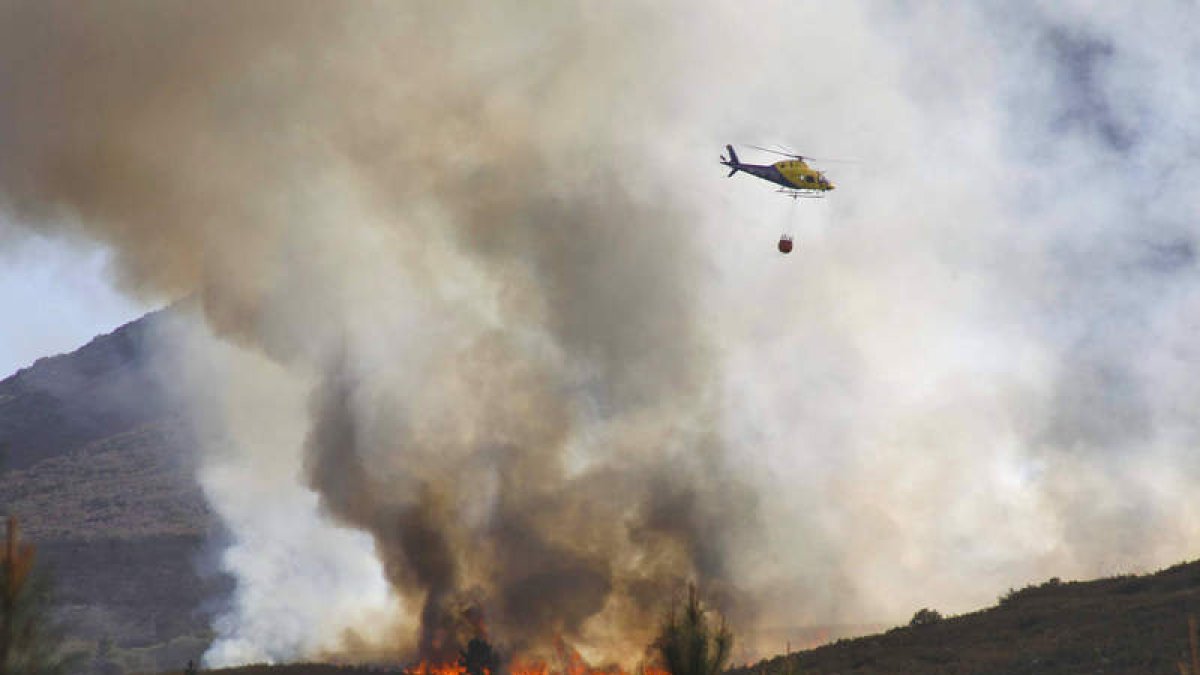 Imagen del incendio tras su propagación a la provincia de Salamanca.