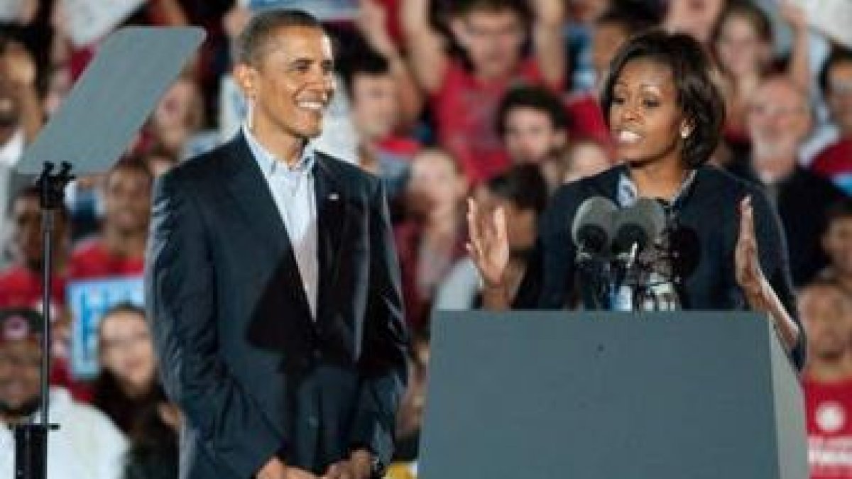 Obama y su esposa, Michelle, hablan a la multitud en el campus de la Universidad de Ohio.