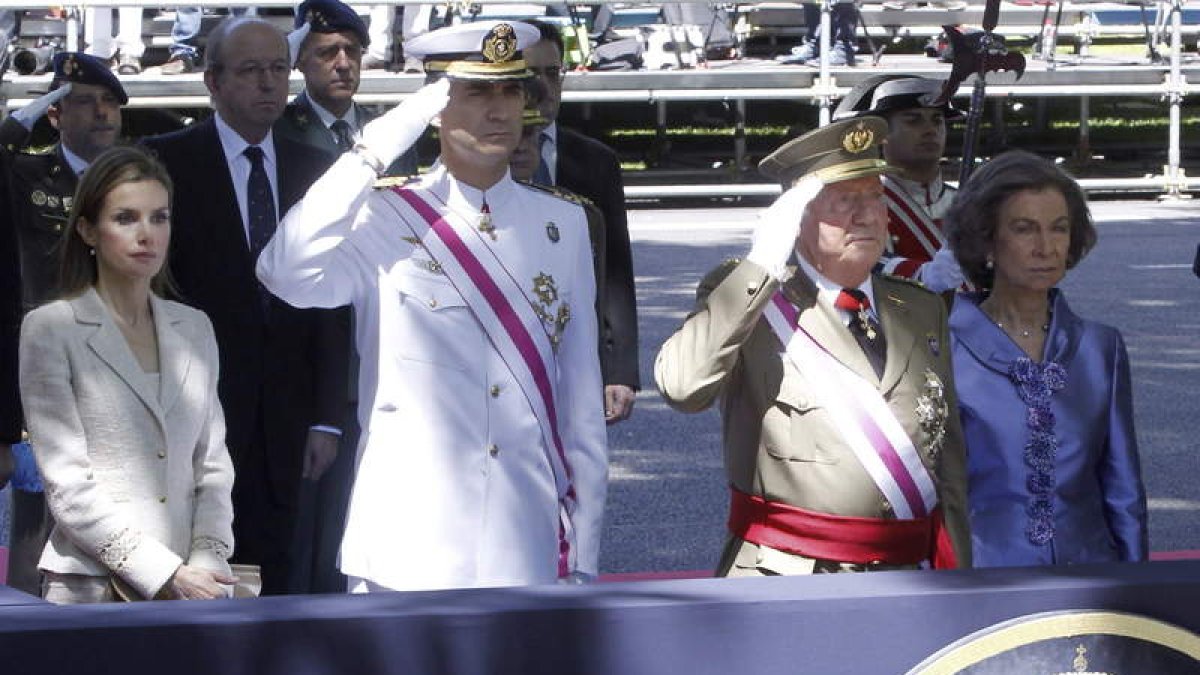El príncipe de Asturias y el rey entre la princesa Letizia y la reina Sofía, en el acto central