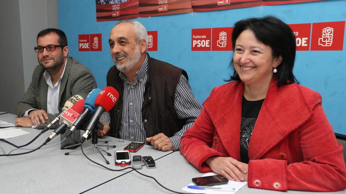 Ibán García del Blanco, Antonio Vega y Ángela Marqués, ayer en la sede del PSOE.