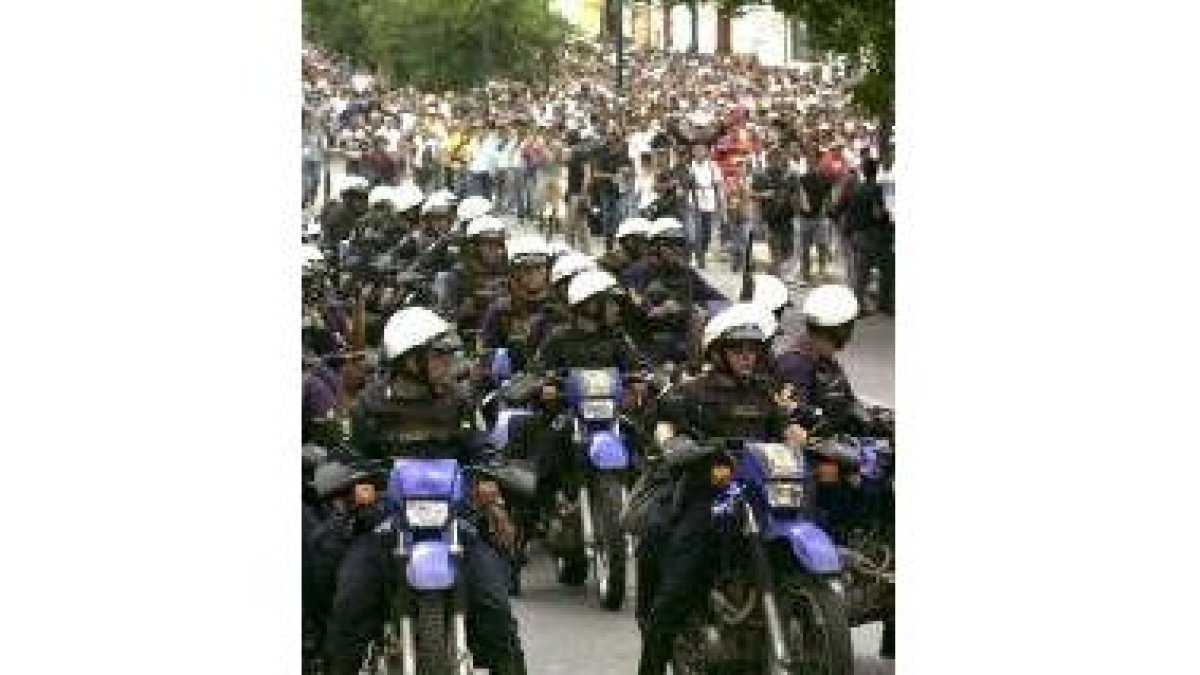 Cientos de policías en motos siguen los movimientos de los estudiantes