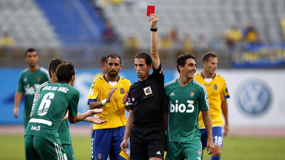 Carlos Ruiz pide explicaciones al colegiado gallego Pérez Pallas después de que éste le sacara la segunda tarjeta amarilla del partido poco antes de llegar al final de la primera parte del encuentro.