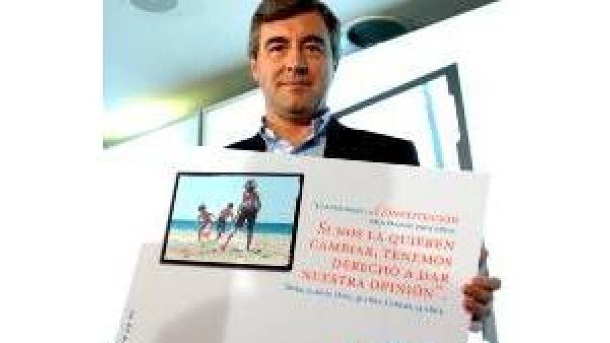 Ángel Acebes posa junto a uno de los carteles de la campaña del PP en contra del Estatuto catalán