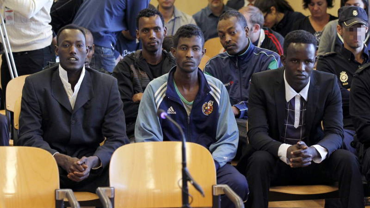 Los seis presuntos piratas somalíes ante el juez en la Audiencia Nacional.