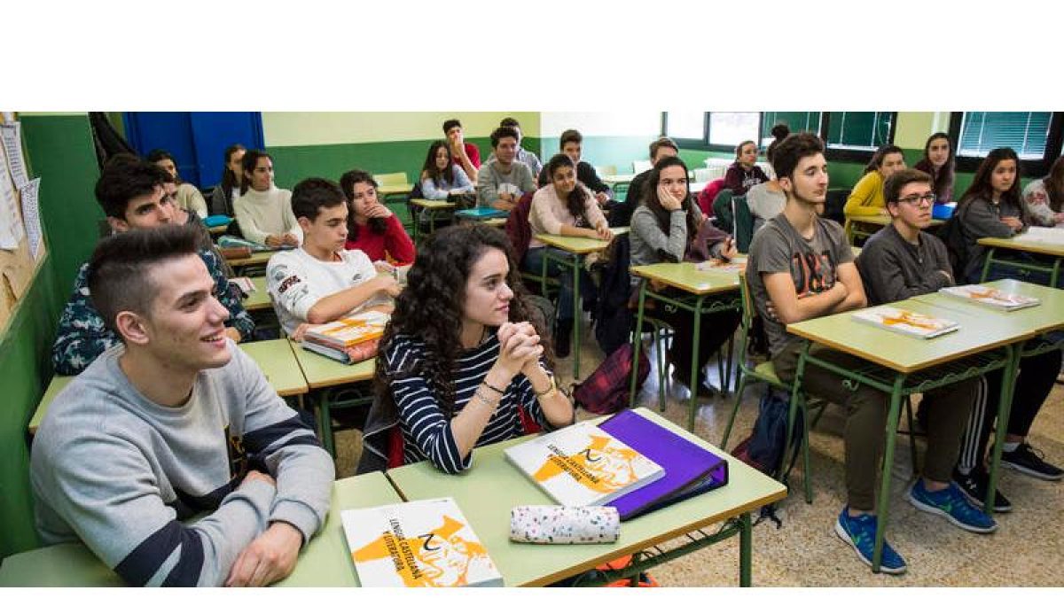 Estudiantes de Bachillerato del instituto Juan del Enzina, en una imagen tomada ayer durante una de las clases. F. OTERO PERANDONES