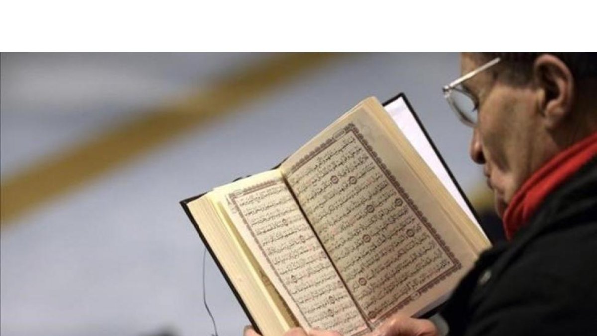 Un muslmán lee el Corán en la Gran Mezquita de Estrasburgo, tras los atentados contra el semanario 'Charlie Hebdo' en el 2015.