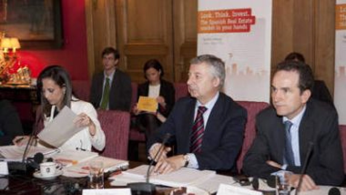 El ministro de Fomento, José Blanco, en el centro, durante la reunión en Londres.