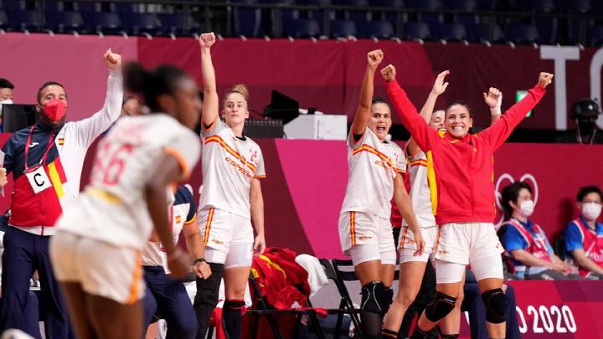 Las jugadoras españolas celebran su victoria ante Serbia. EFE/Kai Fösterling