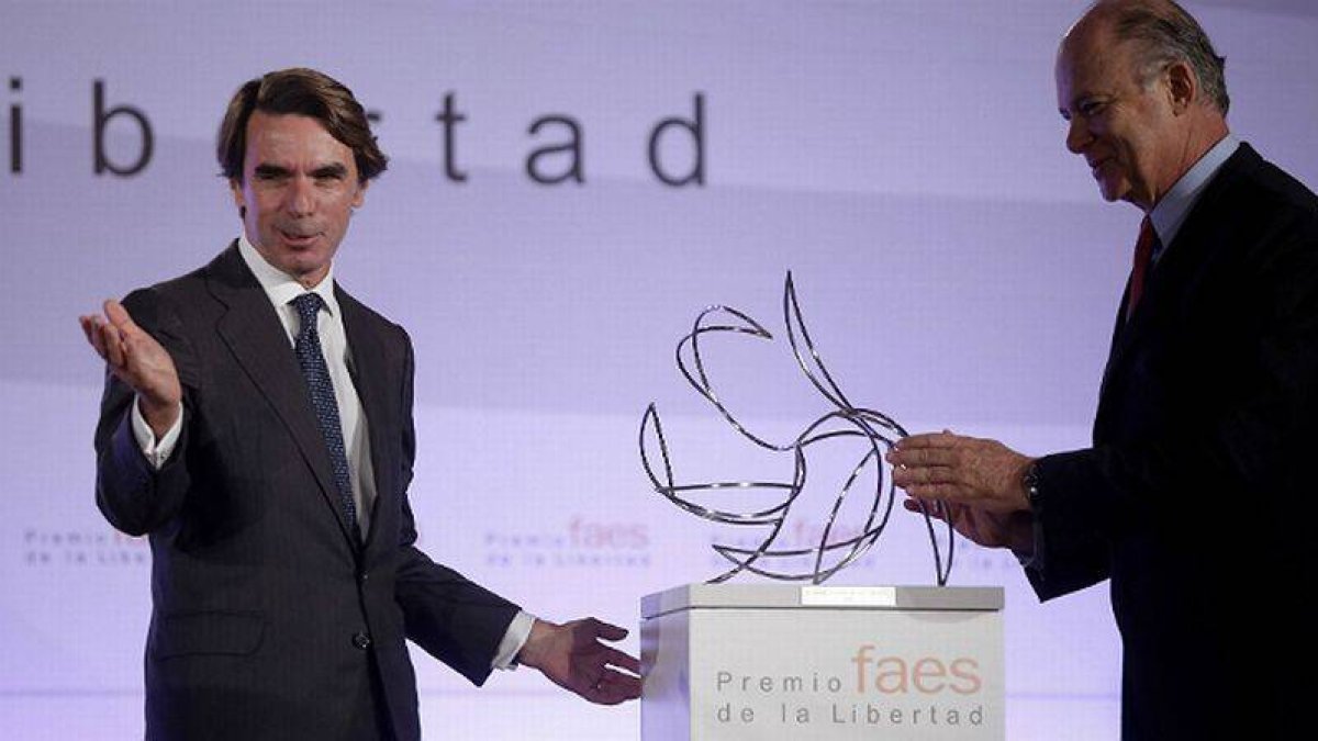 Aznar entrega el premio a la libertad de la FAES a Enrique Krauze.