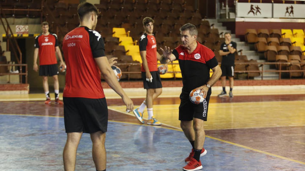 Primer entrenamiento del Ademar con Manolo Cadenas. F. Otero Perandones.