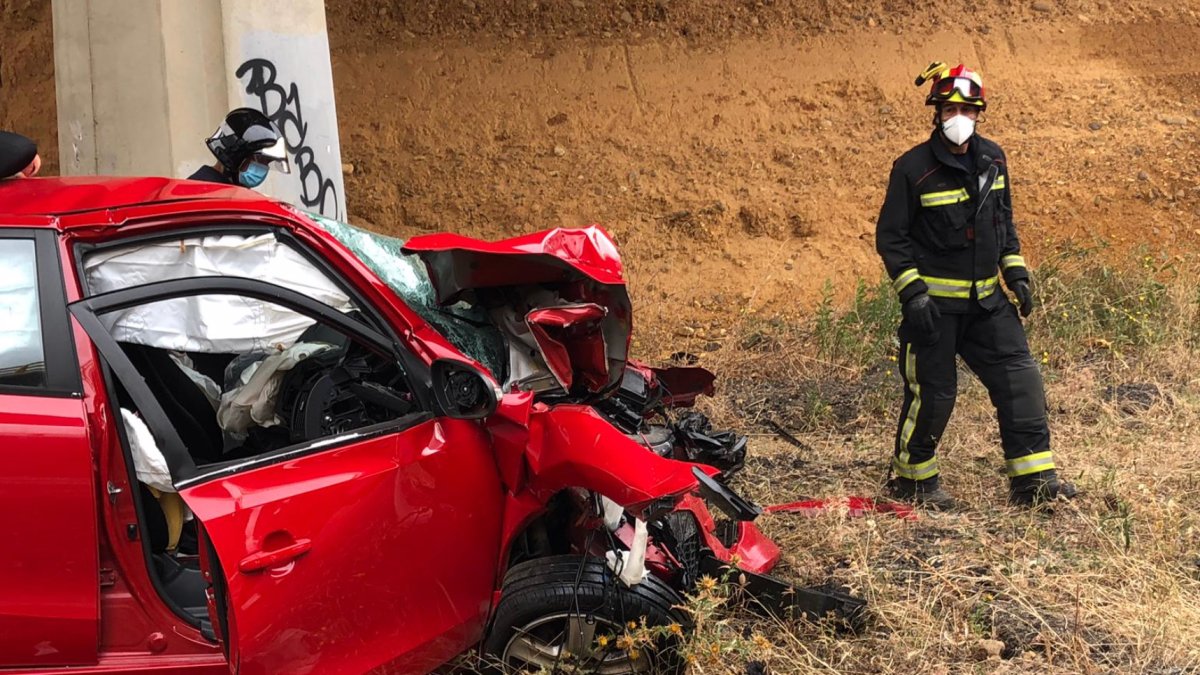 Estado en el que quedó el vehículo tras salirse de la vía. BOMBEROS DE LEÓN