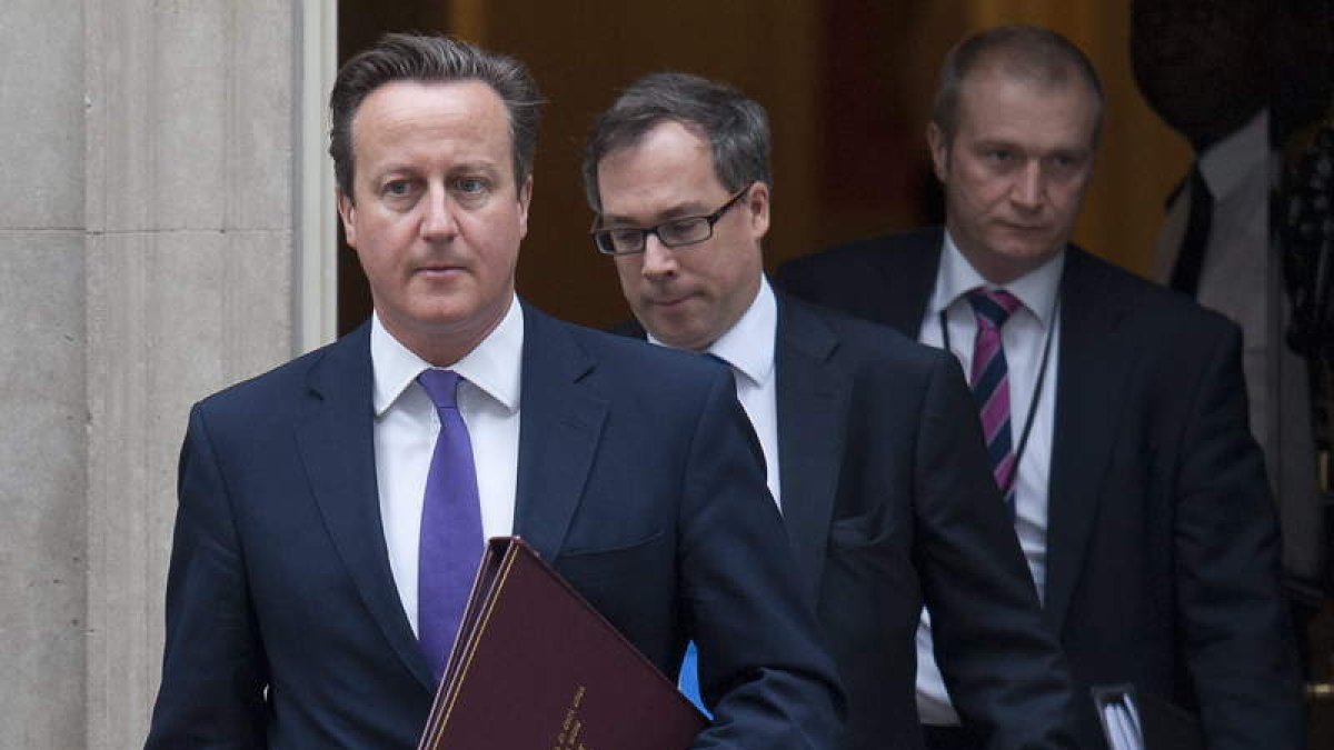El primer ministro David Cameron, al salir ayer del número 10 de Downing Street.