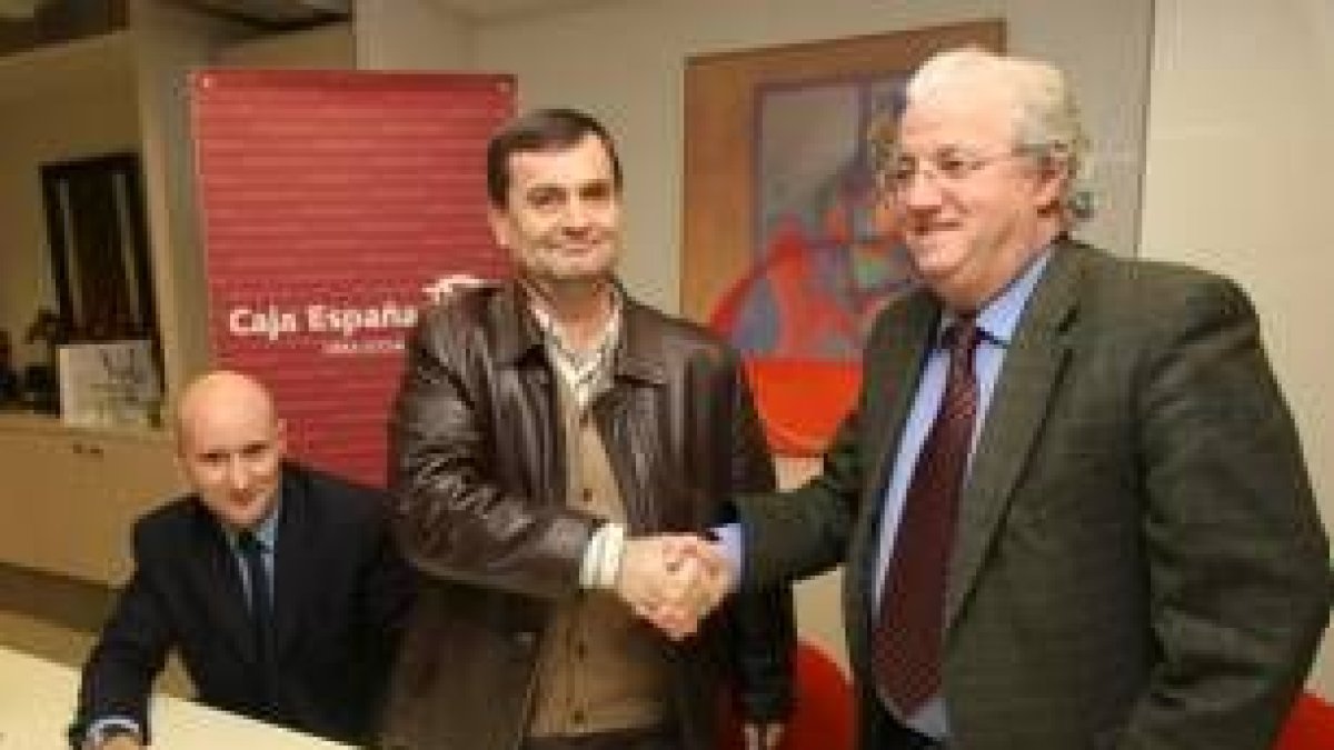 Antonio González, José Antonio Velasco y Pedro Casa, ayer tras la firma del convenio de colaboración