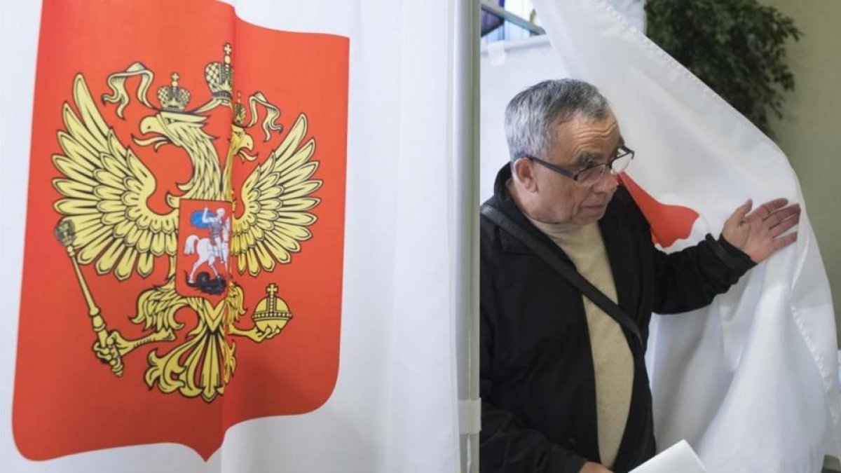 Un hombre sale de un centro de votación para las elecciones parlamentarias rusas, en la embajada de Rusia en Vilna, este domingo.