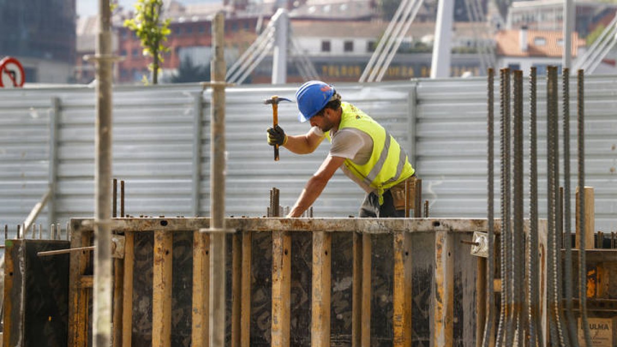 Un trabajador de la construcción realiza un encofrado. LUIS TEJIDO