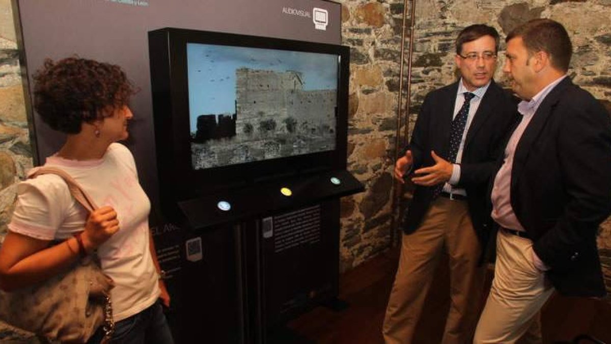 El director general de Patrimonio (centro) explica en el castillo la muestra a Riesco y a Téllez.