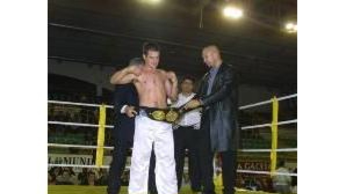 Rubén Ciézar posa con el cinturón de campeón de España que logró en Ponferrada este mismo año