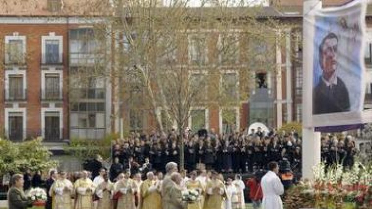 Miles de vallisoletanos acudieron a la beatificación del Padre de Hoyos.