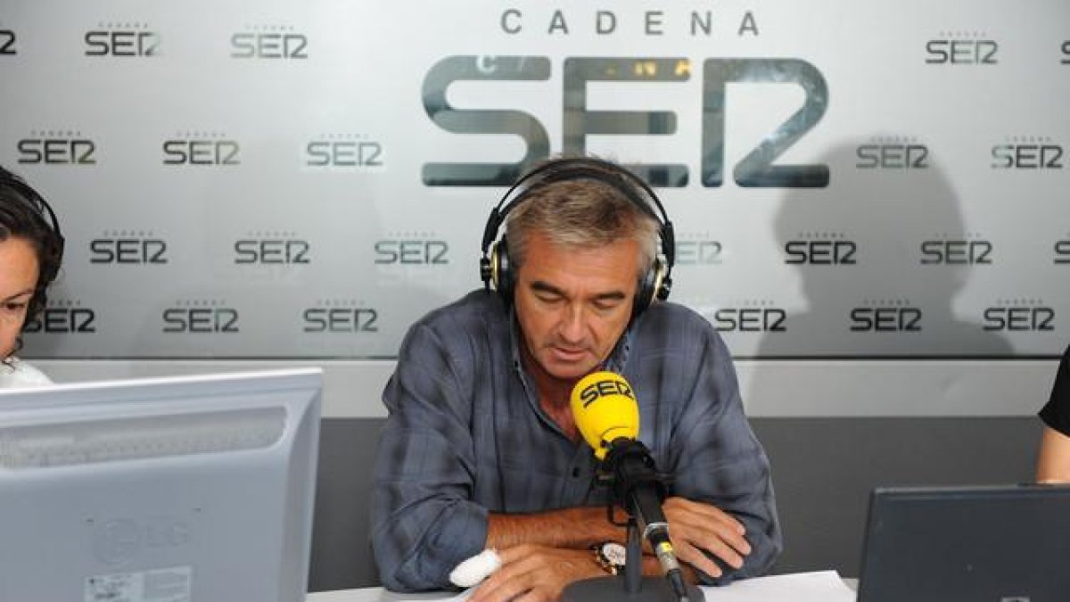 En la imagen, Carles Francino presentando su programa en la SER