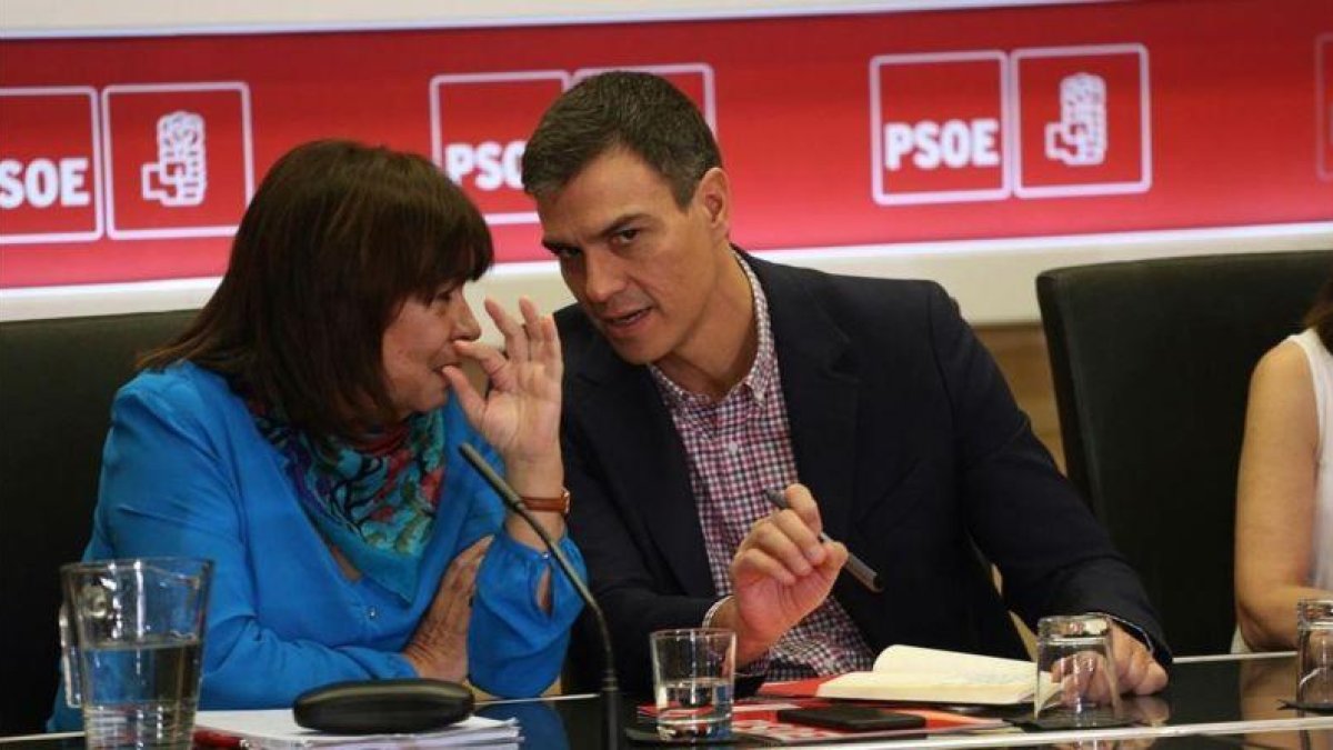 Pedro Sánchez habla con la presidenta del PSOE, Cristina Narbona, este lunes en la sede del partido.