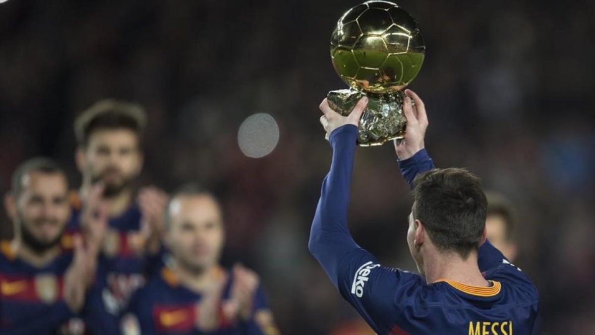 Leo Messi levanta el Balón de Oro del 2015 en el Camp Nou, en enero pasado.