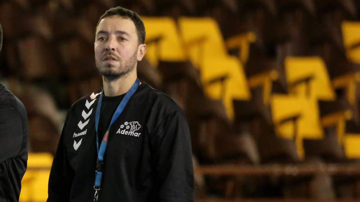 El segundo técnico del Abanca Ademar, Diego Dorado, durante un entrenamiento.