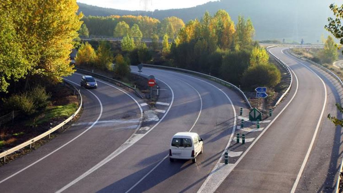 Acceso a la autovía A6 en la localidad de Columbrianos (León), donde esta madrugada ha fallecido una persona en accidente de tráfico.