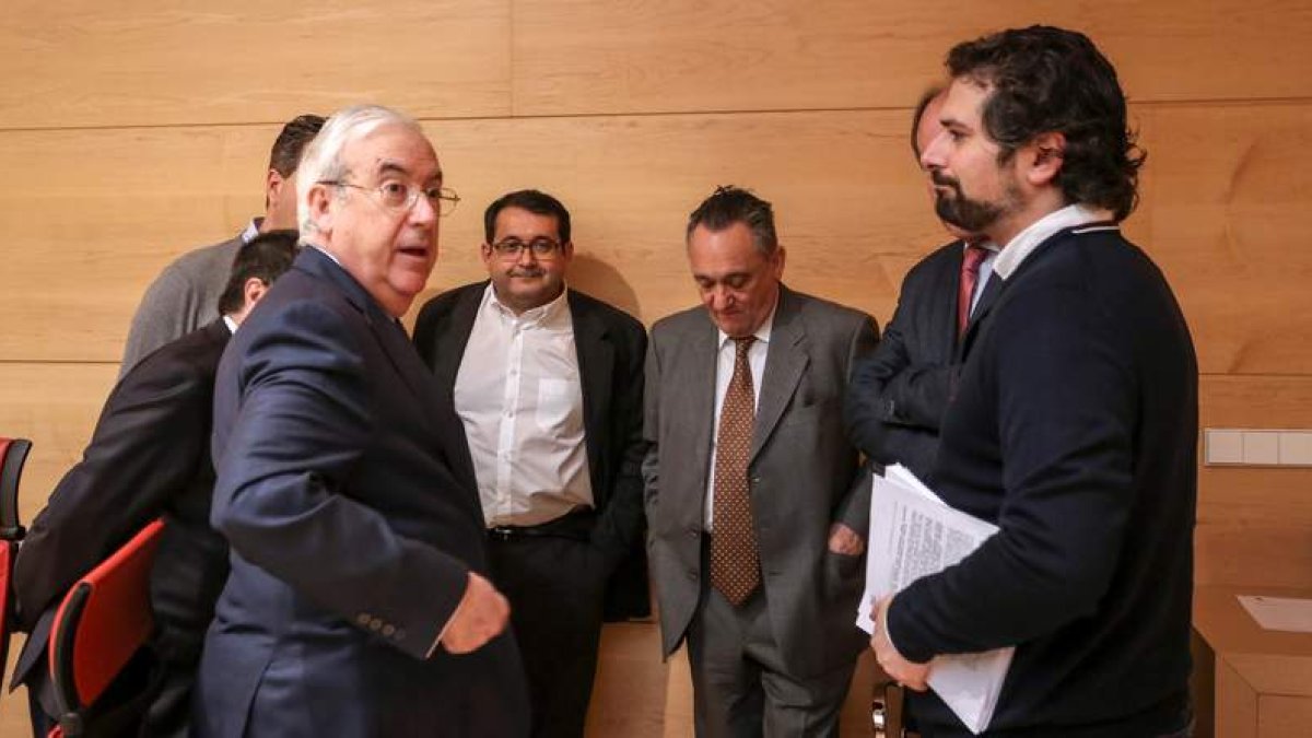 El presidente del Consejo de Cuentas de Castilla y León, Jesús Encabo, junto a los portavoces de los partidos, ayer en las Cortes. R. GARCÍA