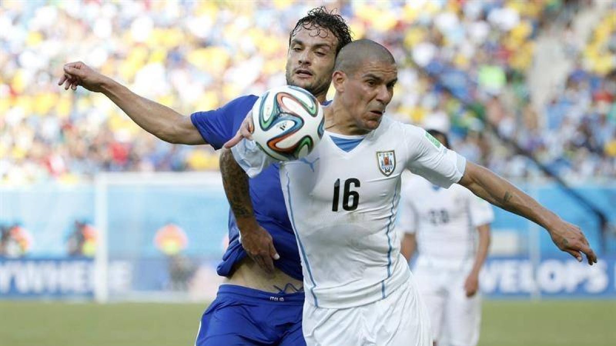 Parolo y Pereira luchando por un balón durante el partido de hoy.