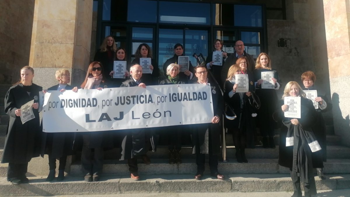 Los letrados de la Administración de Justicia, en la concentración de esta mañana en León. DL