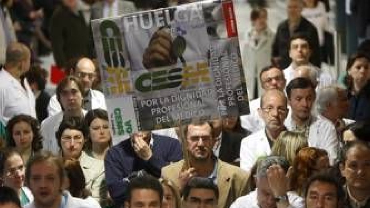 Varios médicos, durante la asamblea de huelguistas celebrada el pasado lunes en el Hospital de León