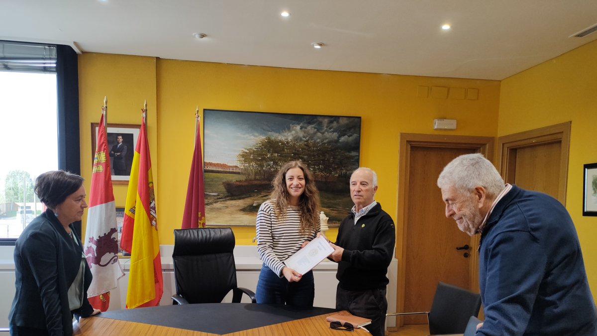 Muñoz se ha reunidocon la Asociación Amigos del Camino de Santiago de León. JCYL